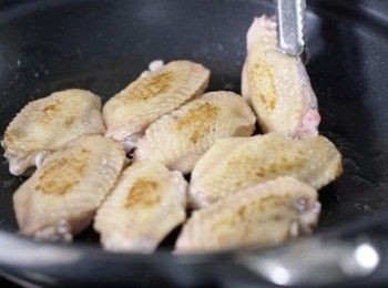 step3: 燒熱米糠油，加入<a href="https://bit.ly/3zHU5V3" target="_blank" data-keyword="雞翼" class="guide-link"><strong>雞翼</strong></a> <span style="display:inline-block;vertical-align:middle;margin-top:-3px;color:initial;border-radius:3px;padding:2px 3px;font-size:12px;line-height:14px;background:#87d300;color:#fff;">即買</span> ，煎至半熟。
Heat the rice bran oil, put in chicken wings, pan fry until half cooked.