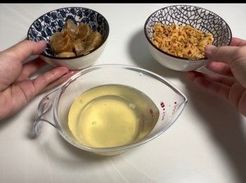 step7: 預先將瑤柱和蝦米浸軟，留起用來浸瑤柱和蝦米的水備用。