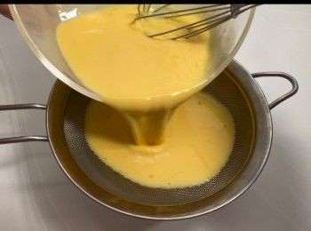 step7: 將粉漿過篩一次，備用。