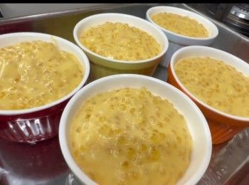 step14: 趁熱將西米粉漿注入布甸杯，再於用來盛載布甸杯的盤子，加入適量的熱水（熱水能浸到布甸杯的1-2cm就可以）