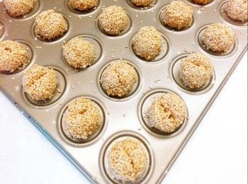 step6: ＊預熱5分鐘（180°），放中層，焗約20-30分鐘左右（期間可每5分鐘薄薄塗上一層油，使笑口棗更鬆脆）