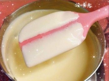 step1: 先將淡忌廉以小火加熱至冒煙和鍋邊開始起小泡（約3-5分鐘：需略為攪拌）