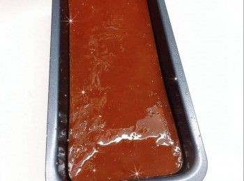 step4: 待年糕完全放涼後，放進雪櫃冷藏（固定年糕的形狀，更容易脫膜；脫模時，手要塗上少許油，避免年糕黏在手上），切件