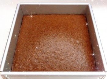 step8: <span class="group_2">朱古力脆皮外層</span>： 1. 將白朱古力用熱水坐溶（亦可用微波爐加熱1.5分鐘成朱古力醬；朱古力加熱不可超過50°，否則會變質而失去光澤） 2. 再將適量的黃色食用色素加入已坐溶的白朱古力醬中，攪拌至完全均勻