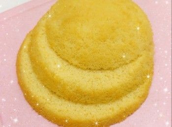 step15: 從雪櫃取出，已完成的<span class="group_1">朱古力外殼</span>下半部份，再將<span class="group_1">朱古力外殼</span>的上半部份蓋上和黏合（可將抹刀加熱，在<span class="group_1">朱古力外殼</span>的邊緣位置抹一圈；必需趁朱古力溶化時，快速進行黏合） 2.最後，在<span class="group_1">朱古力外殼</span>中間位置綁上絲帶，再按個人喜好放上適量的裝飾，即可