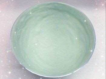 step3: 然後將白朱古力溶液倒入模具，旋轉搖勻（可使用矽膠掃子協助；使朱古力溶液均勻分布及沾滿整個模具；否則厚度不均勻，脫模時，<span class="group_1">朱古力外殼</span>會容易裂開；貼近模具的邊緣位置可厚身少許，防止脫模時，因邊位太薄，易碎），再將多餘的朱古力溶液倒出，放進雪櫃冷藏約5-10分鐘至凝固（時間視乎朱古力層的厚度而定；不可冷藏太久，朱古力呈啞色便可，否則溫度太低，第2層的朱古力溶液會因太快凝固而影響流動性；朱古力層必需待完全凝固，才可再倒入第2層的朱古力溶液）