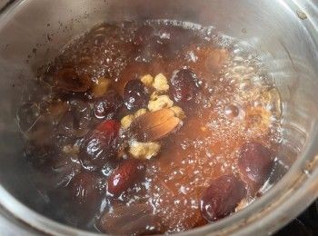 step3: 煮沸水，把黨參、紅棗和桂圓肉先煮15分鐘至出味，最後5分鐘才放杞子和黑杞子繼續煮。