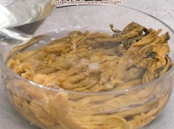 step7: 梅菜加水浸過夜，瀝乾切碎備用
Soak Mui Choi in water overnight. Drain dry and chop.