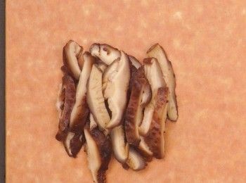 step1: 冬菇用水泡軟，搾乾水份切幼絲，留300毫升浸冬菇水備用
Soak shiitake mushroom until tender. Squeeze dry and shred. Leave 300ml water for soaking mushroom.
