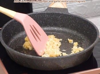 step8: 鑊中倒入少量油，炒香薑蓉和蒜蓉，
Add oil into a pan, stir fry ginger and garlic mince until fragrant.