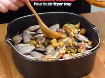 step9: 最後淋上醬汁及加水
Then add in sauce and water.