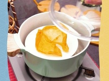 step2: 將薑片及葱段放在水中煲滾，然後將花膠放在碟上，隔水蒸約30分鐘至變軟可摺曲。時間需視乎花膠大小及厚薄而調整。
Bring a pot of water with spring onion stalks and ginger slices to a boil. Put dry fish maw on a plate and steam for about 30 minutes. Adjust the time according to the size of the fish maw.