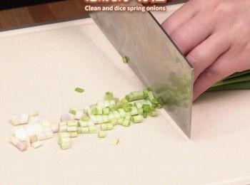 step3: 蔥洗淨切粒
Clean and dice spring onions.