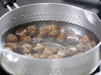 step1: 將鹽加入東風螺，浸水30分鐘，然後東風螺汆水5分鐘及洗淨。
Put salt into babylon shell and soak 30 mins, then blanch it for 5 mins and wash.