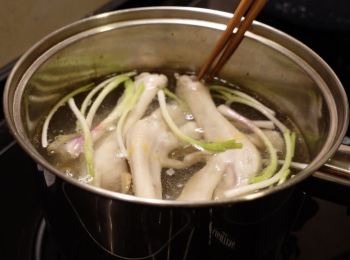 step3: 鵝掌要先汆水，冷水加薑片，水煮沸加蔥段和鵝掌，水再煮沸即可撈起鵝掌，沖洗鵝掌，清除雜質，替鵝掌剪指甲