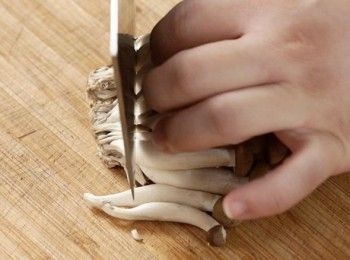 step1: 蒜頭切碎，乾辣椒切絲，本菇切掉底部，娃娃菜切條。
Shred garlic, slice dried chili. Cut the base of marmoreal mushroom and cut baby cabbage in strips.