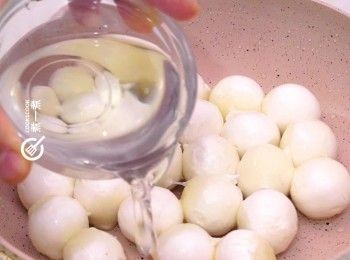 step3: 下適量水至湯圓的一半，加蓋再煮2-3分鐘
Add in water. Cover and cook 2-3 minutes more.