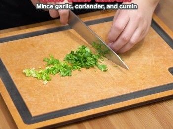 step3: 蒜頭、芫茜、孜然切碎
Mince garlic, coriander, and cumin.