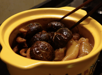 step7: 10分鐘後加入冬菇和鵝掌，蓋蓋小火加熱1分鐘