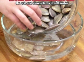 step1: 花甲放入鹽油水中吐沙
De-grit and clean clams in salt and oil water.