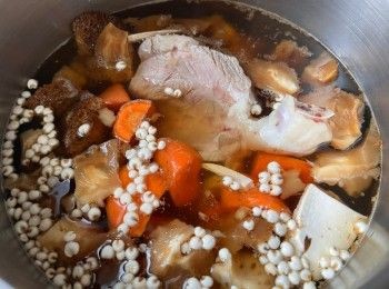 step5: 煮沸水，把所有材料放進鍋中，以大火再次煮沸後轉以中小火煮2小時，即成。