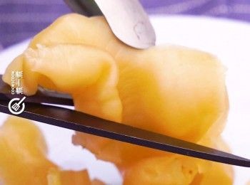 step4: 將花膠剪成小塊，沖洗乾淨
Cut fish maw into small pieces and rinse.