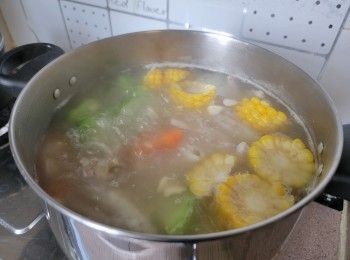 step1: 豬骨同<a href="https://bit.ly/3kLFTWO" target="_blank" data-keyword="雞腳" class="guide-link"><strong>雞腳</strong></a> <span style="display:inline-block;vertical-align:middle;margin-top:-3px;color:initial;border-radius:3px;padding:2px 3px;font-size:12px;line-height:14px;background:#87d300;color:#fff;">即買</span> 冷水下鍋煮至滾出污穢泡沫； 撈起沖洗乾淨