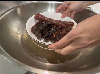 step2: 將臘腸和臘肉以大火隔水蒸20分鐘。