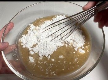 step11: 預備粘米粉、澄面和粟粉，加入總水量600毫升（即是瑤柱水、蝦米水、蘿蔔水、臘味精華），用來開<span class="group_3">粉漿</span>。