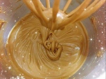 step3: 粉漿過篩，倒入模具中（塗上油），先放置一會，讓粉漿略為靜止（年糕表面會較平滑） 2. 啟動選擇「純蒸1」，大概蒸約1-1.5小時，蒸至以筷子刺年糕的中心點，如沒黏上粉漿便成