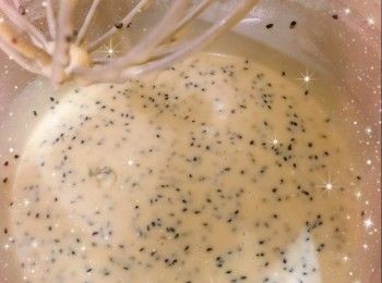 step2: 然後用篩加入低筋麵粉（分3次），拌勻至無粉粒2. 最後加入黑芝麻，拌勻，靜置5分鐘