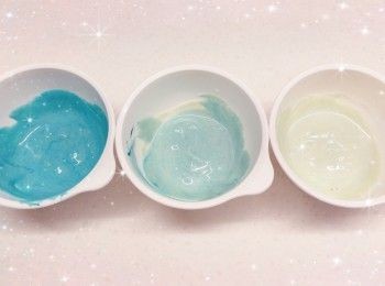 step1: <span class="group_1">朱古力外殼</span>： 1. 將白朱古力用熱水坐溶（亦可用微波爐加熱1.5分鐘成朱古力醬；朱古力加熱不可超過50°，否則會變質而失去光澤） 2. 先將白朱古力溶液分成2部份（75 g＋325 g） 3.再將白朱古力溶液（75 g）分成3等份，各加入適量的藍色食用色素，調成不同程度深淺的淺藍色（如想呈現出大理石般的紋路，只需輕輕的切拌幾下即可，不需拌勻）