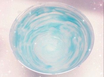 step2: 用矽膠掃子沾適量的朱古力溶液，掃在扑扑蛋糕模上（蛋糕模需用廚房紙抹上一層薄薄的油，只需薄薄一層便可，否則朱古力層的凝固會不均勻；向同一個方向並順紋理轉圈；3種不同程度深淺的淺藍色可疊著掃上；力度必需一致，否則脫模時，<span class="group_1">朱古力外殼</span>會容易裂開），放進雪櫃冷藏至凝固