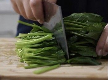 step1: 薑、蒜頭和乾葱切碎，菠菜切段，炸腐皮卷切半。
Shred ginger, garlic and shallot. Cut spinach in pieces. Cut bean curd sheet roll in half.