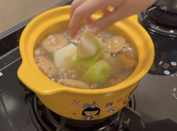 step5: 除了節瓜，將所有材料放入鍋中，加瑤柱冬菇水、陳皮水和清水，大火煮沸，轉小火，煮1小時，加節瓜，再煮30分鐘