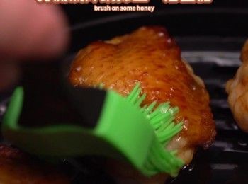 step7: 打開氣炸鍋掃上一層蜜糖，再氣炸3分鐘 
Brush on some honey, air fry for 3 minutes more.