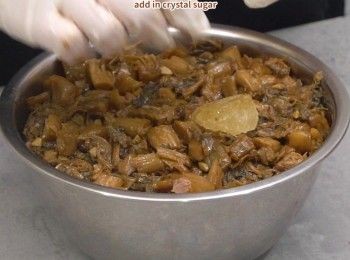 step12: 上面鋪上一層梅菜，加入冰糖
Layer the chopped mui choi on top. Add in crystal sugar.