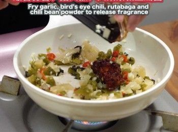 step5: 爆香蒜蓉、指天椒、大頭菜和豆辦醬 
Stir fry garlic, bird’s eye chili, rutabaga and chili bean sauce until fragrance.