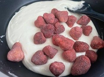 step3: 加入原粒乾士多啤梨和多款堅果類，用矽膠鑊鏟不停翻拌