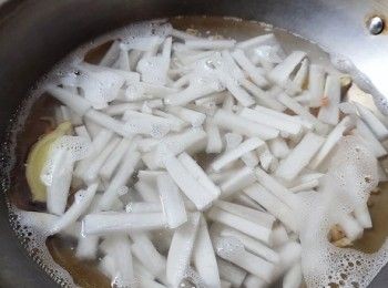 step2: 中火水滾煮白蘿蔔 + 薑 + 蝦米10分鐘