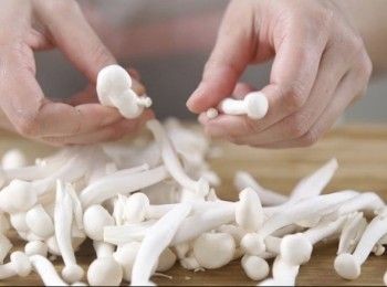 step2: 白玉菇切走根部、撕開；西蘭花切件。