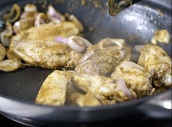 step5: 加入乾葱、咖喱粉、魚露，炒至均勻。
Put in dried shallot, curry powder and fish sauce, stir fry until mix well.