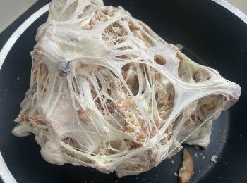 step6: 雙手帶上烘焙手套，在可接受的溫度下，用雙手搓勻材料