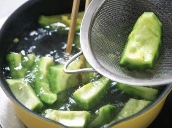 step2: 拍扁蒜，切幼；把豆豉剁幼；把苦瓜氽水，取出備用。
Press the garlic, then finely chop. Finely chop the fermented black bean. Blanch the bitter melon pieces, take out and reserve.