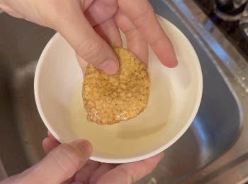 step3: 陳皮洗淨，用水浸軟，保留浸果皮的水，刮囊