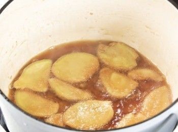 step2: 放入黑麻油及薑片，小火煮滾，爆香薑片。放入雞件，轉大火，煎至雞肉轉色。
Add the black sesame oil and ginger slices. Cook to boil in low heat. Sauté the ginger slices until fragrant. Add the chicken and turn to high heat. Pan fry the chicken until color changed.