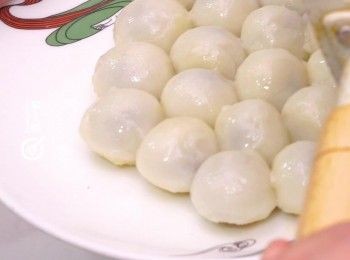 step4: 湯丸會結連成塊狀，將整塊湯丸翻轉再煎數分鐘至金黃
Dumplings will stick together. Flip the dumplings and pan fry several minutes until golden brown.