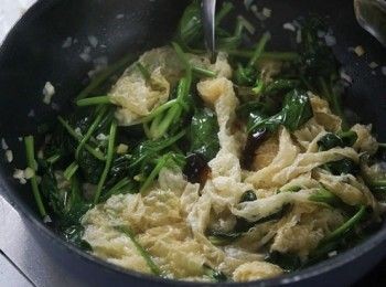 step3: 加人炸腐皮卷，再加水1湯匙，灒紹酒，加蠔油和糖，加粟粉芡水收汁。
Put in bean curd sheet and put one more tablespoon of water. Pour in Shao Xing wine. Put in oyster sauce and sugar. Thicken the sauce with cornstarch water.