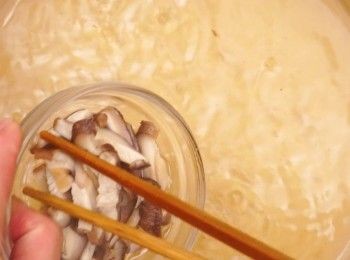 step4: 將水及浸冬菇水煮滾後下冬菇絲
Bring water and water for soaking mushroom to a boil then add shredded mushroom.