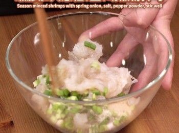 step4: 蝦膠加入胡椒粉、鹽、蔥粒拌勻
Season minced shrimp with pepper powder, salt, spring onion and stir well.